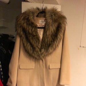 Fabulous Furs cream soft coat w  faux fur collar